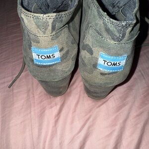 TOMS Camo Lace-Up Shoes